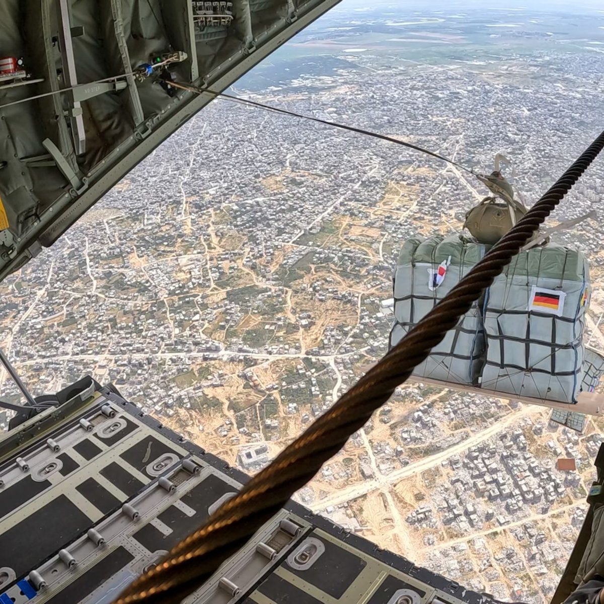 Eine C-130 der deutschen Luftwaffe wirft Hilfsgüter über dem Gazastreifen ab. - Foto: Christian Timmig/Bundeswehr/dpa