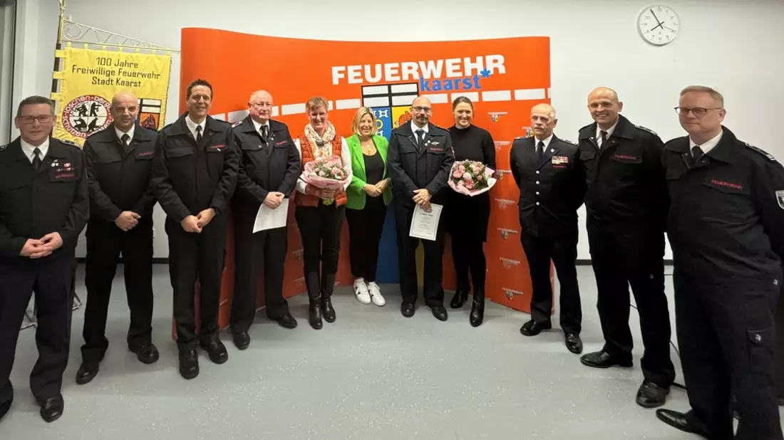 FW-NE: Ehrenabend der Freiwilligen Feuerwehr Kaarst - Verleihung des Deutschen Feuerwehr-Ehrenkreuz in Silber - Alarmierung während den Ehrungen - Bild: presseportal.de
