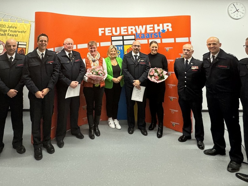 FW-NE: Ehrenabend der Freiwilligen Feuerwehr Kaarst - Verleihung des Deutschen Feuerwehr-Ehrenkreuz in Silber - Alarmierung während den Ehrungen - Foto: presseportal.de