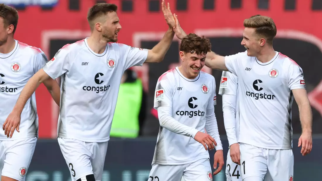 St. Pauli bewegt sich mit großen Schritten dem Aufstieg in die Bundesliga zu. - Bild: Daniel Karmann/dpa