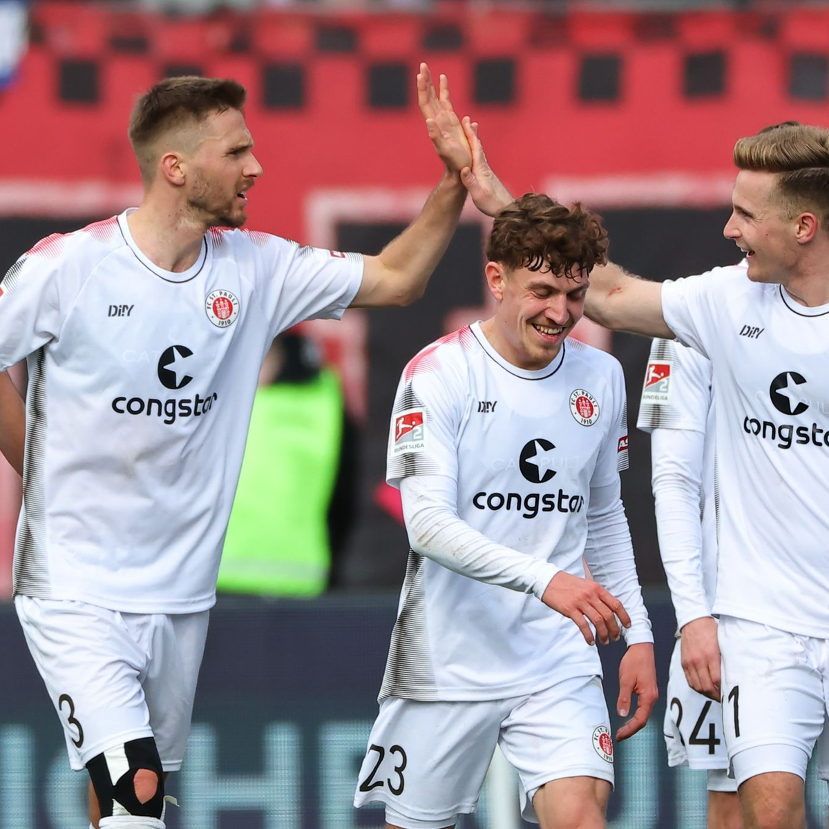 St. Pauli bewegt sich mit großen Schritten dem Aufstieg in die Bundesliga zu. - Foto: Daniel Karmann/dpa