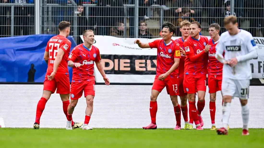 Holstein Kiel feiert einen souveränen Auswärtssieg bei der SV Elversberg. - Bild: Silas Schueller/DeFodi Images/dpa