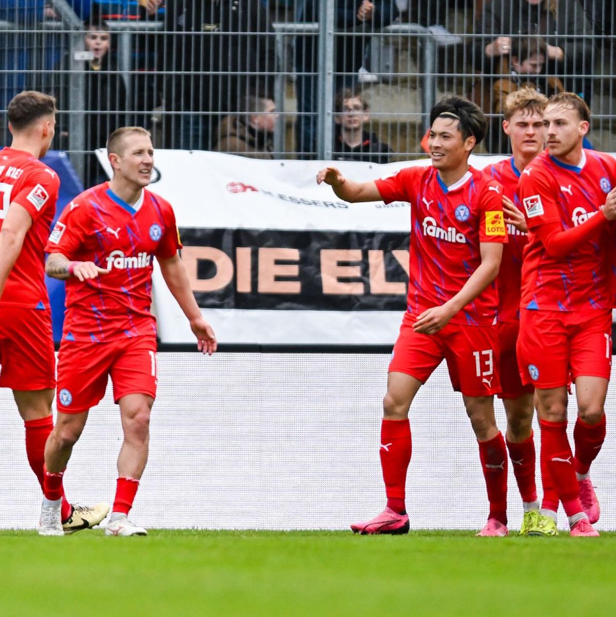 Holstein Kiel feiert einen souveränen Auswärtssieg bei der SV Elversberg. - Foto: Silas Schueller/DeFodi Images/dpa