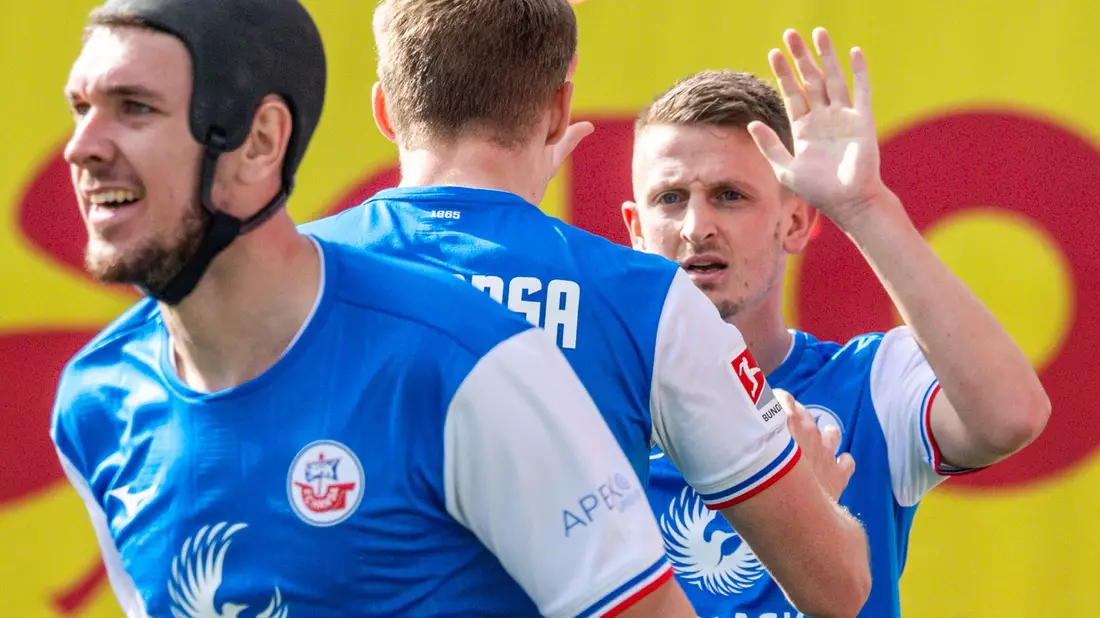Hansa Rostock feiert beim Heimsieg gegen Greuther Fürth einen wichtigen Erfolg im Abstiegskampf. - Bild: Jens Büttner/dpa