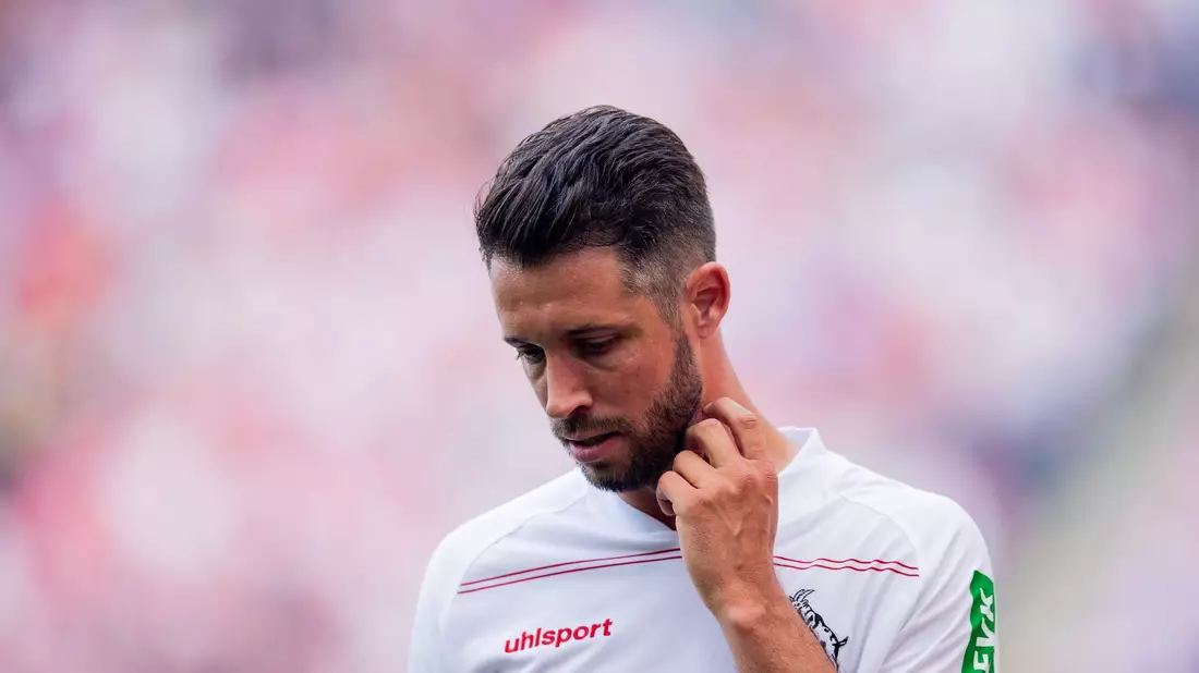 Wann Mark Uth wieder auf dem Platz stehen kann, ist offen. - Bild: Rolf Vennenbernd/dpa