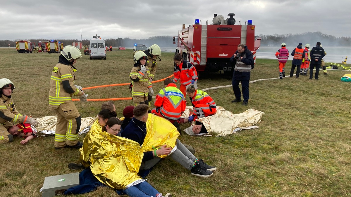 FW-HL: Erfolgreiche Notfallübung am Flughafen bestätigt Sicherheit / Lübecker Feuerwehr, Flughafenfeuerwehr und Rettungsdienst trainierten den Ernstfall - Foto: presseportal.de