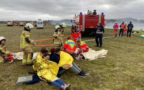 FW-HL: Erfolgreiche Notfallübung am Flughafen bestätigt Sicherheit / Lübecker Feuerwehr, Flughafenfeuerwehr und Rettungsdienst trainierten den Ernstfall - Foto: presseportal.de