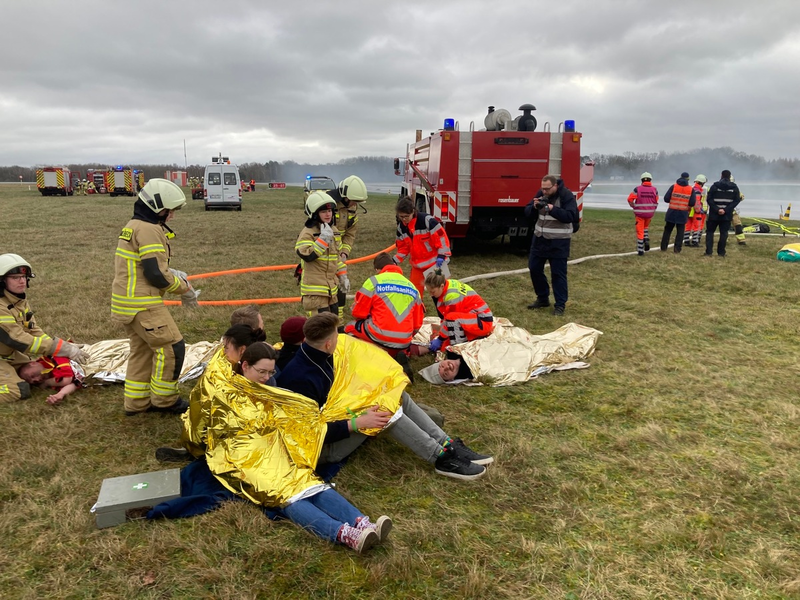 FW-HL: Erfolgreiche Notfallübung am Flughafen bestätigt Sicherheit / Lübecker Feuerwehr, Flughafenfeuerwehr und Rettungsdienst trainierten den Ernstfall - Foto: presseportal.de