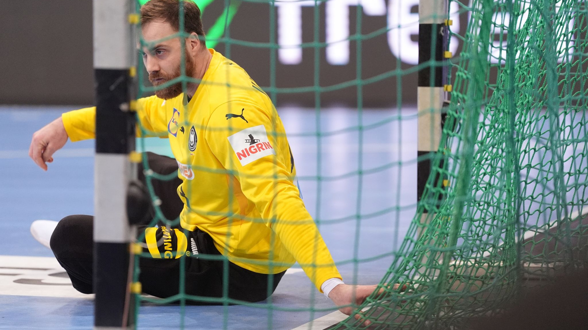 Deutschlands Torwart Andreas Wolff am Boden. - Foto: Marcus Brandt/dpa