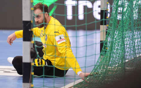 Deutschlands Torwart Andreas Wolff am Boden. - Foto: Marcus Brandt/dpa