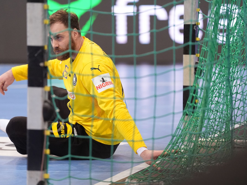 Deutschlands Torwart Andreas Wolff am Boden. - Foto: Marcus Brandt/dpa