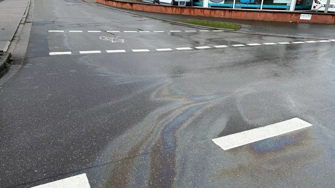 POL-PDLD: Fahrbahn durch Kraftstoff verunreinigt - Bild: presseportal.de