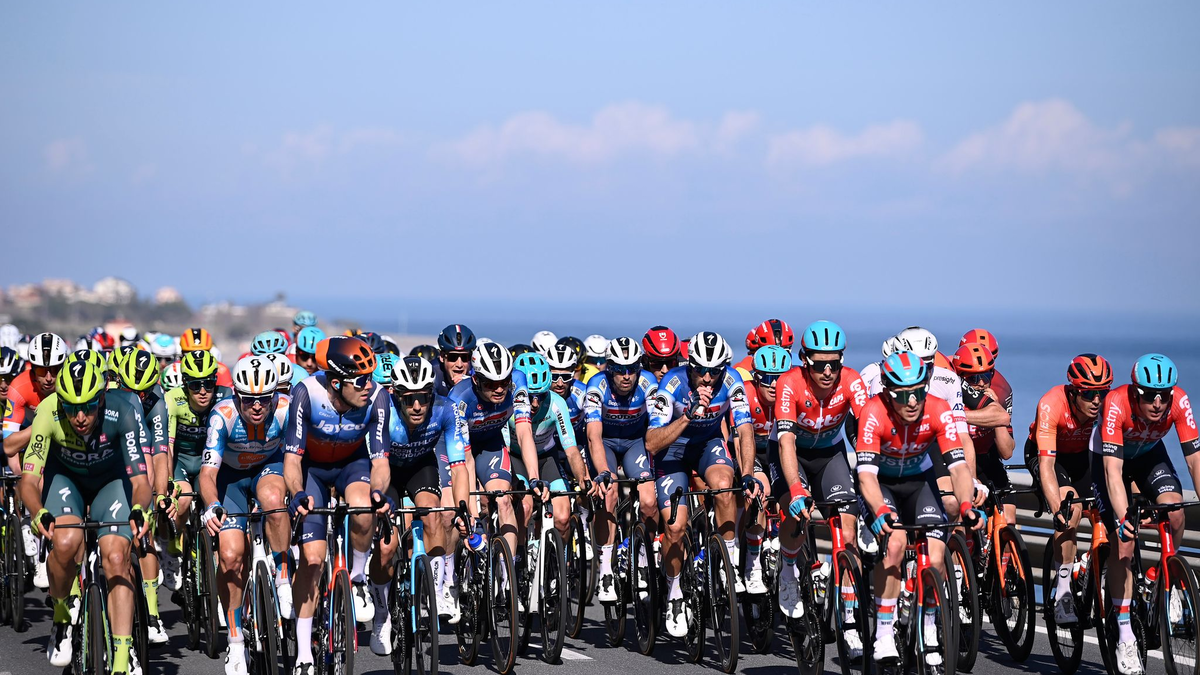 Das Fahrerfeld beim 115. Frühjahrs-Klassiker Mailand-Sanremo. - Foto: Fabio Ferrari/LaPresse via ZUMA Press/dpa