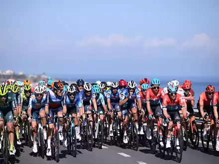 Das Fahrerfeld beim 115. Frühjahrs-Klassiker Mailand-Sanremo. - Foto: Fabio Ferrari/LaPresse via ZUMA Press/dpa