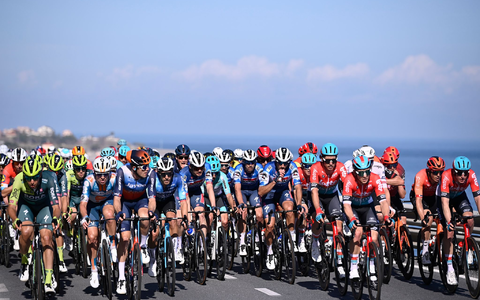 Das Fahrerfeld beim 115. Frühjahrs-Klassiker Mailand-Sanremo. - Foto: Fabio Ferrari/LaPresse via ZUMA Press/dpa Das Fahrerfeld beim 115. Frühjahrs-Klassiker Mailand-Sanremo. - Foto: Fabio Ferrari/LaPresse via ZUMA Press/dpa