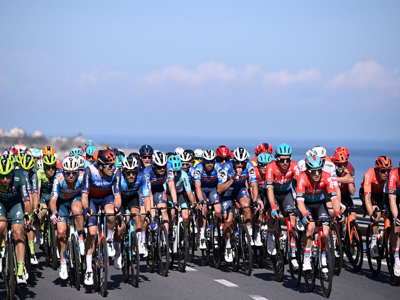 Das Fahrerfeld beim 115. Frühjahrs-Klassiker Mailand-Sanremo. - Foto: Fabio Ferrari/LaPresse via ZUMA Press/dpa