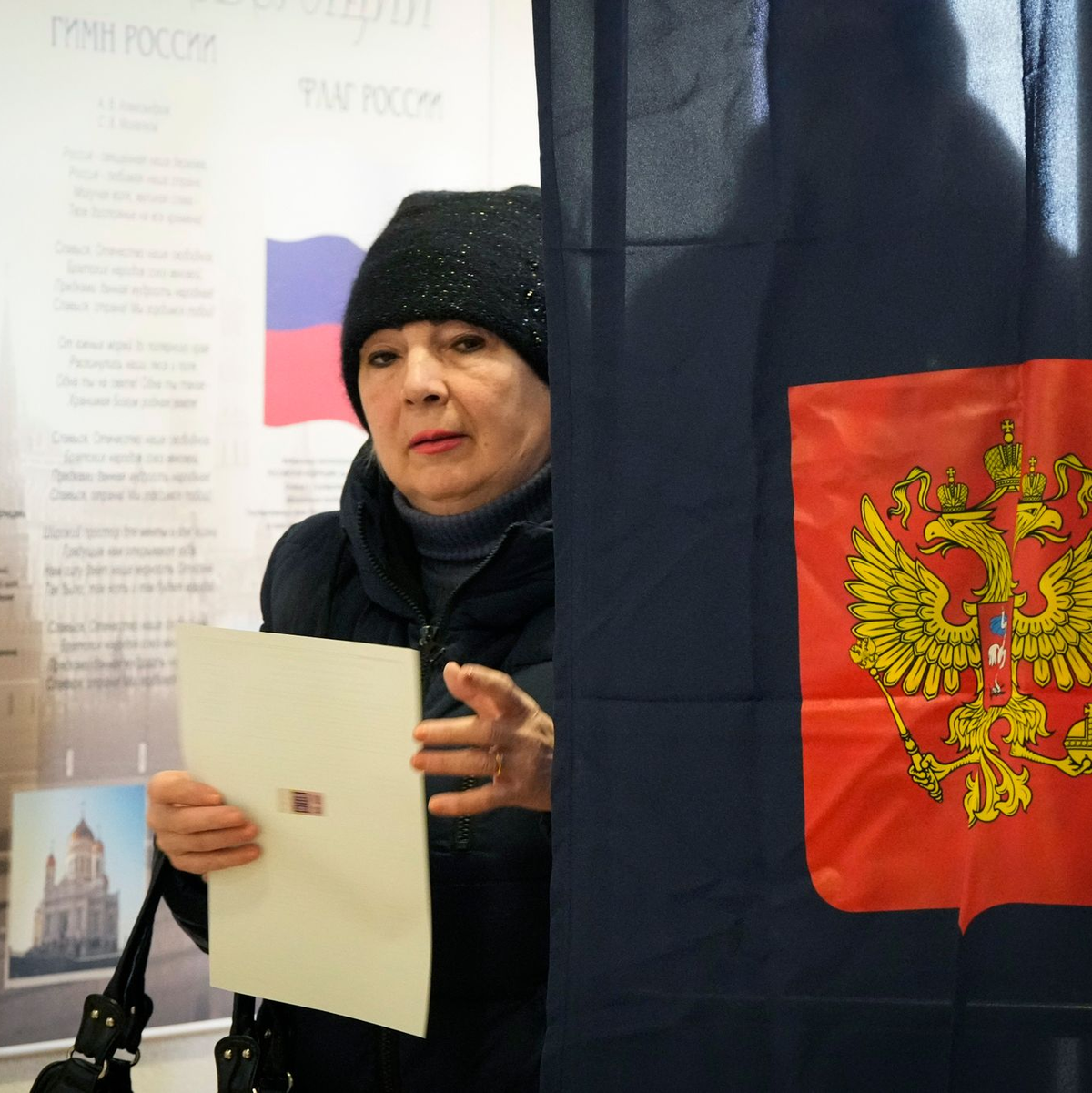 Stimmabgabe in einem Wahllokal in St. Petersburg. - Foto: Dmitri Lovetsky/AP