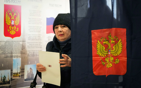 Stimmabgabe in einem Wahllokal in St. Petersburg. - Foto: Dmitri Lovetsky/AP