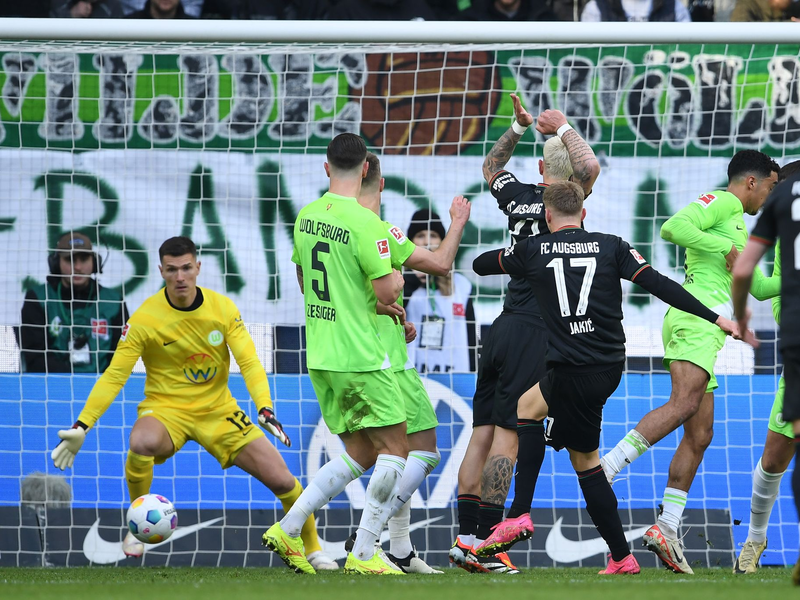 Augsburgs Phillip Tietz jubelt nach seinem Tor. - Foto: Swen Pförtner/dpa