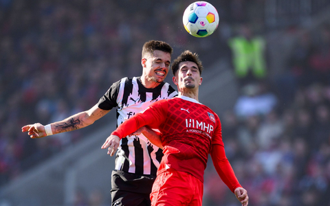 Der Gladbacher Julian Weigl (l) im Kopfballduell mit Nikola Dovedan. - Foto: Tom Weller/dpa