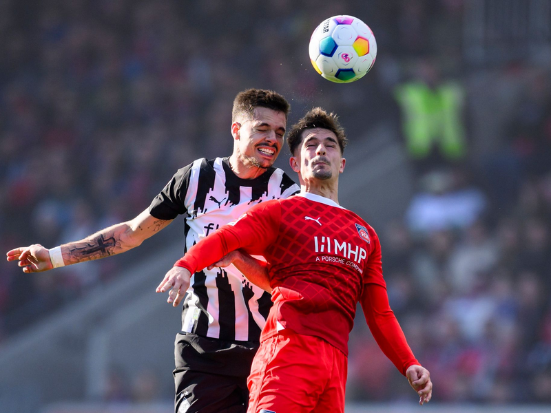 Der Gladbacher Julian Weigl (l) im Kopfballduell mit Nikola Dovedan. - Foto: Tom Weller/dpa