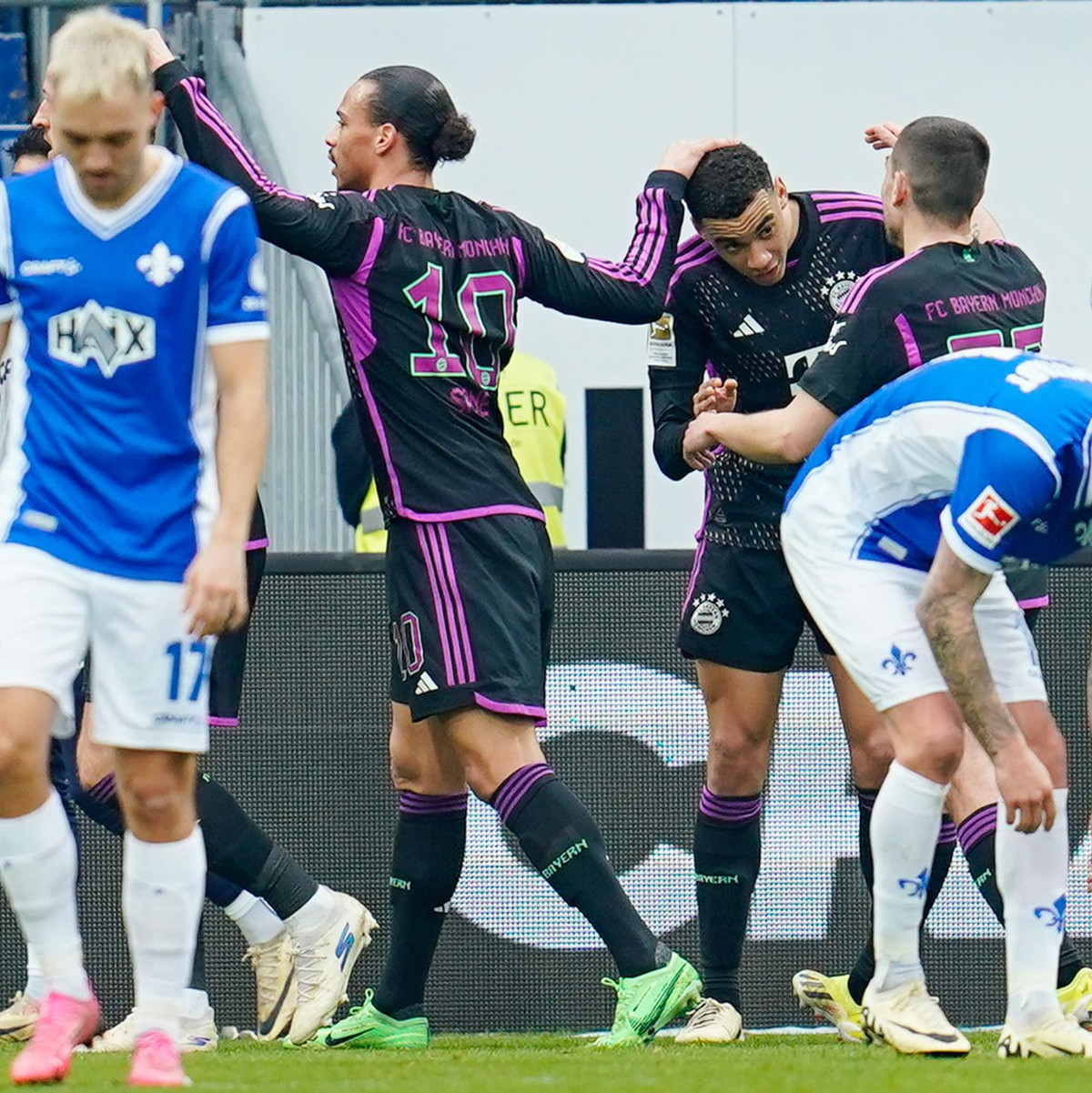 Die Bayern um Torschütze Harry Kane (2.v.r.) setzten sich in Darmstadt durch. - Foto: Uwe Anspach/dpa