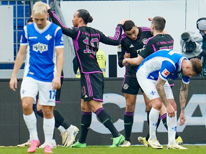 Bayern-Star Jamal Musiala (M.) lässt sich nach seinem ersten Treffer feiern. - Foto: Uwe Anspach/dpa