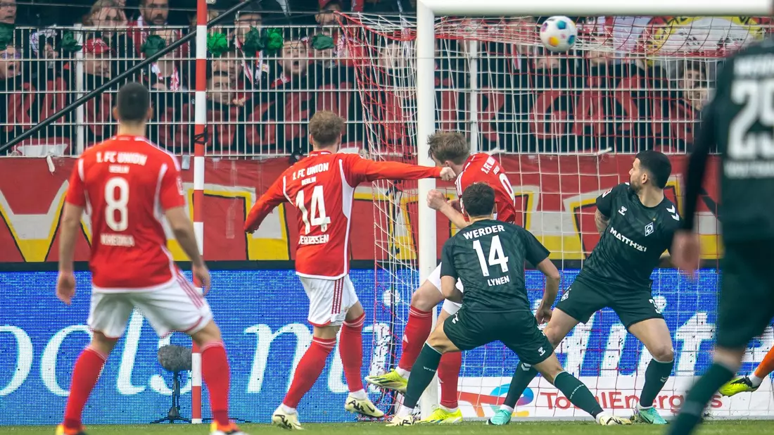 Echte Waden statt Kicker-Holzbeine umherschicken: Mit 120 Lotto-Millionen wäre das theoretisch möglich. (Archivbild) - Bild: Andreas Gora/dpa