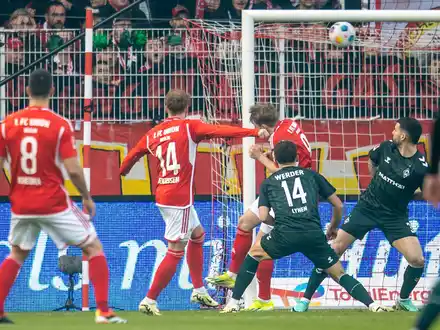 Echte Waden statt Kicker-Holzbeine umherschicken: Mit 120 Lotto-Millionen wäre das theoretisch möglich. (Archivbild) - Foto: Andreas Gora/dpa