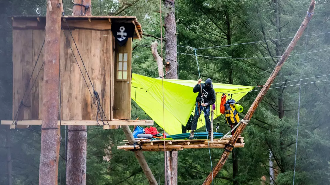 Die Aktivisten im Protestcamp haben angekündigt, die Forderung, die Baumhäuser bis zum Montag zurückzubauen, nicht befolgen wollen. - Bild: Christoph Soeder/dpa