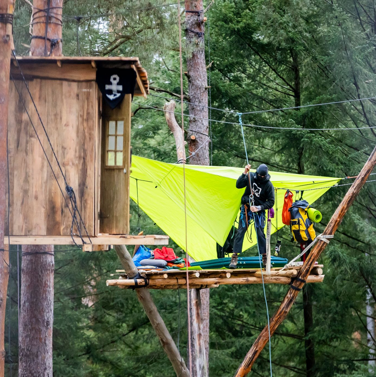 Die Aktivisten im Protestcamp haben angekündigt, die Forderung, die Baumhäuser bis zum Montag zurückzubauen, nicht befolgen wollen. - Foto: Christoph Soeder/dpa