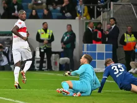 VfB-Torjäger Serhou Guirassy (l) dreht nach seinem Treffer zum 2:0 jubelnd ab. - Foto: Jan-Philipp Strobel/dpa
