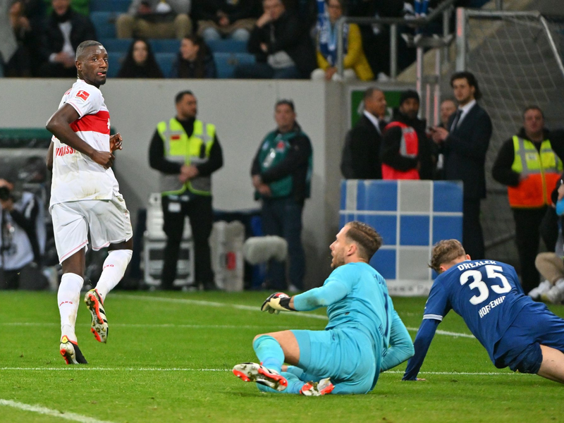 VfB-Torjäger Serhou Guirassy (l) dreht nach seinem Treffer zum 2:0 jubelnd ab. - Foto: Jan-Philipp Strobel/dpa