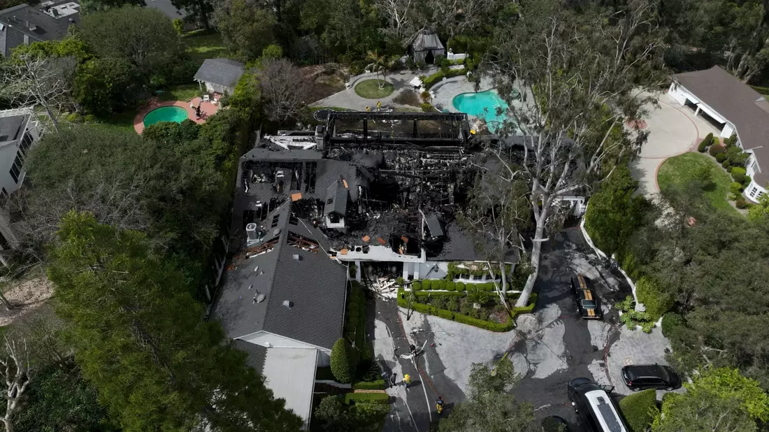 Eine Luftaufnahme zeigt die durch den Brand schwer beschädigte Villa von Cara Delevingne in Los Angeles. - Bild: Jae C. Hong/AP