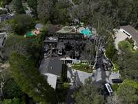 Eine Luftaufnahme zeigt die durch den Brand schwer beschädigte Villa von Cara Delevingne in Los Angeles. - Foto: Jae C. Hong/AP