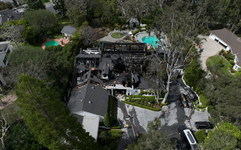 Eine Luftaufnahme zeigt die durch den Brand schwer beschädigte Villa von Cara Delevingne in Los Angeles. - Foto: Jae C. Hong/AP