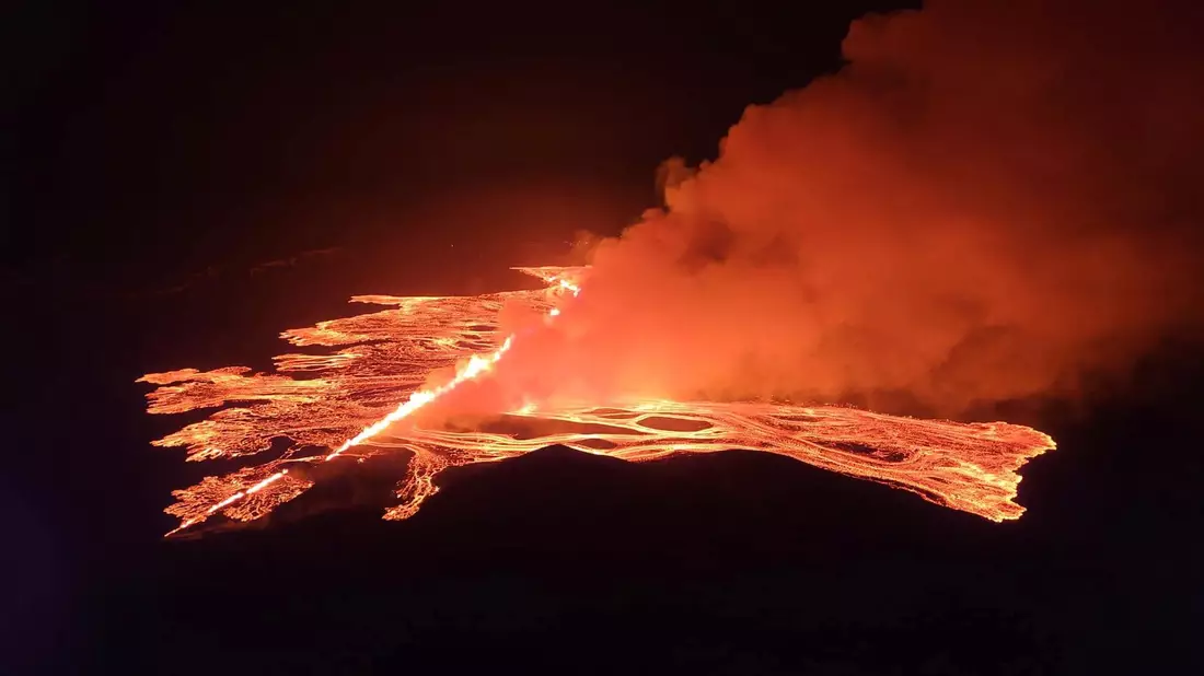 Die aufgebrochene Erdspalte ist Experten zufolge rund 3,5 Kilometer lang. - Bild: Uncredited/Almannavarnir, Iceland Civil Defense/AP/dpa