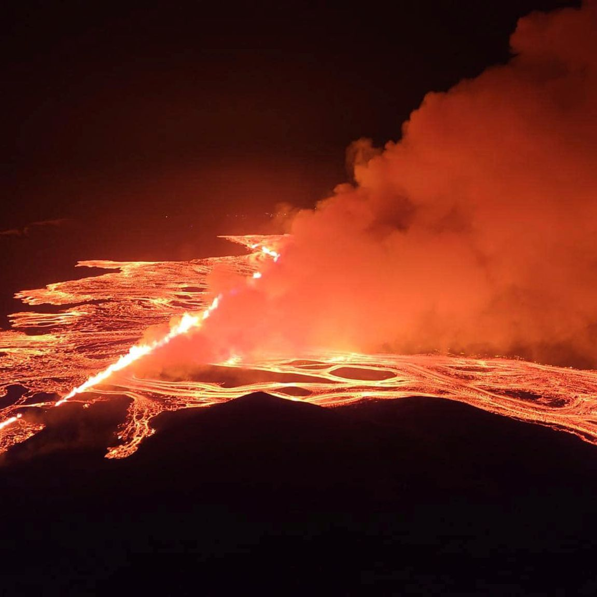 Die aufgebrochene Erdspalte ist Experten zufolge rund 3,5 Kilometer lang. - Foto: Uncredited/Almannavarnir, Iceland Civil Defense/AP/dpa