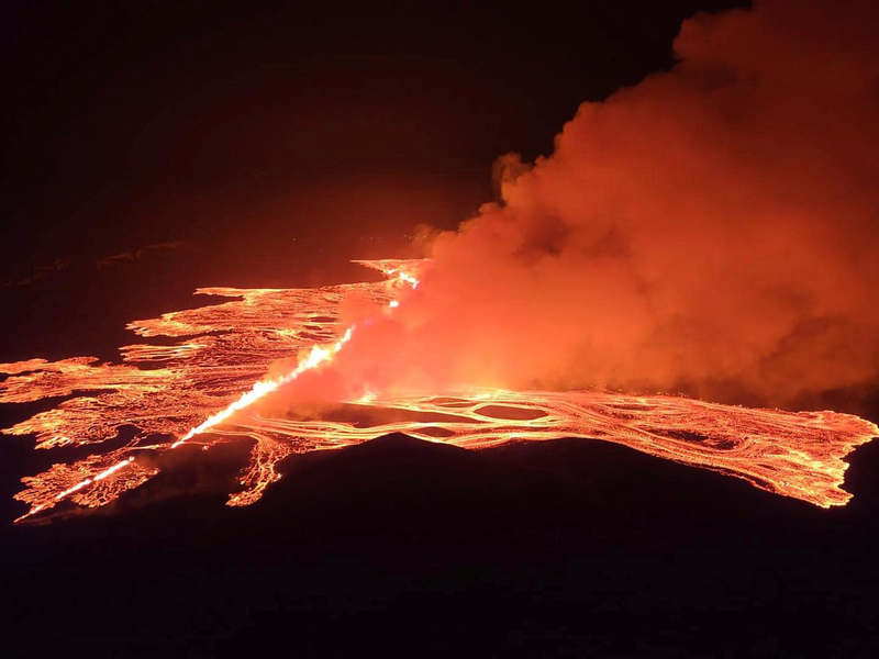Die aufgebrochene Erdspalte ist Experten zufolge rund 3,5 Kilometer lang. - Foto: Uncredited/Almannavarnir, Iceland Civil Defense/AP/dpa
