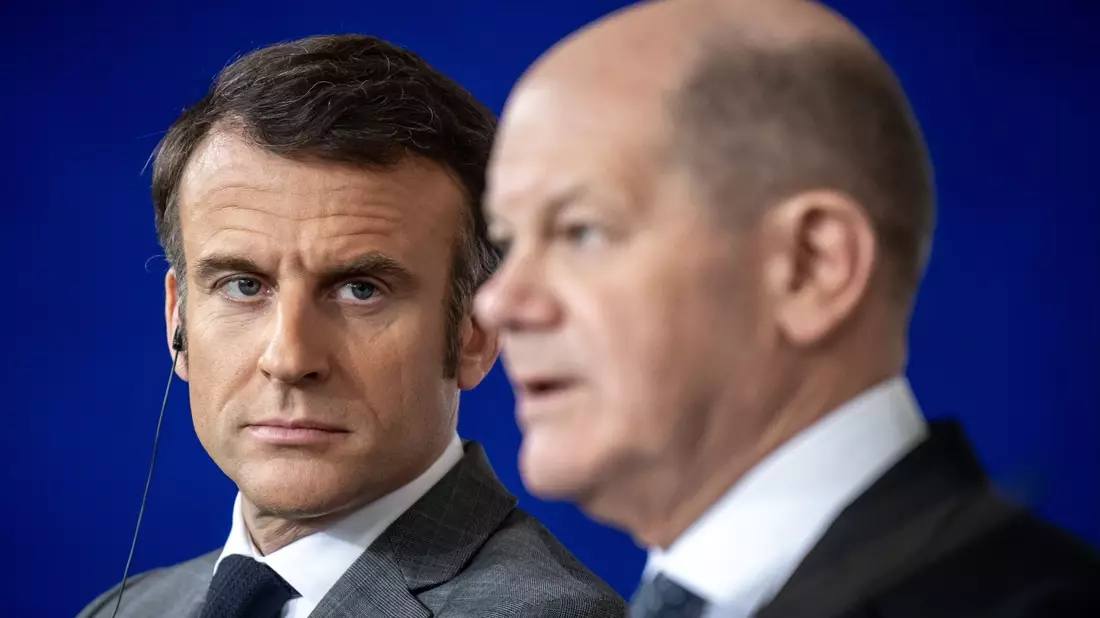 Frankreichs Präsident Emmanuel Macron (l) und Bundeskanzler Olaf Scholz (r) haben teils unterschiedliche Ansichten, wenn es um den Ukraine-Kurs geht. - Bild: Michael Kappeler/dpa