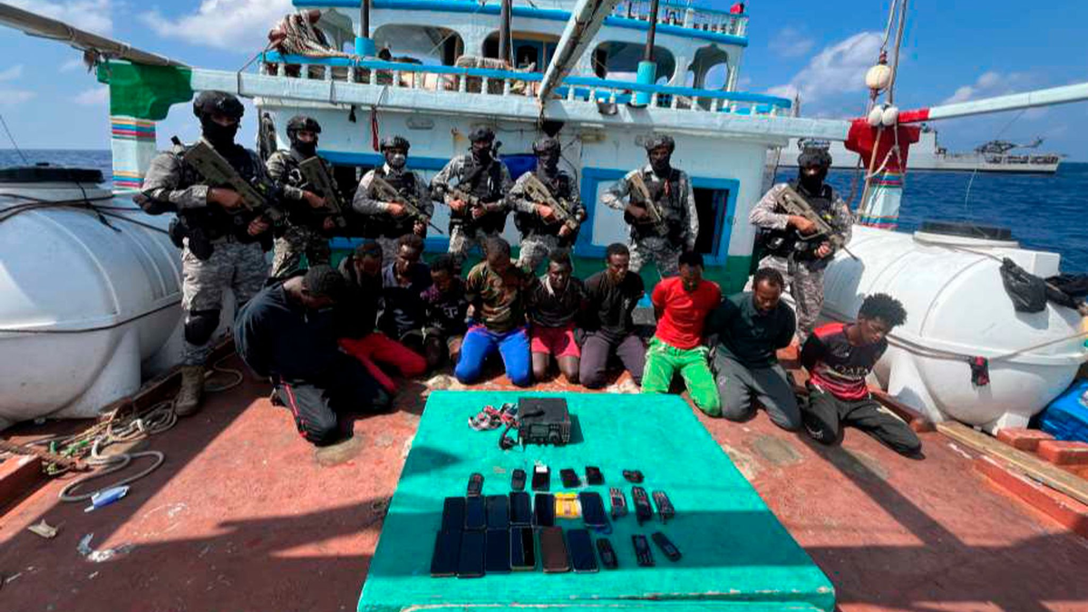 Die indische Marine hat offenbar die Besatzung eines Frachtschiffs aus der Hand von somalischen Piraten befreit. - Foto: Uncredited/Indian Navy/AP/dpa
