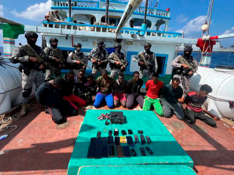 Die indische Marine hat offenbar die Besatzung eines Frachtschiffs aus der Hand von somalischen Piraten befreit. - Foto: Uncredited/Indian Navy/AP/dpa