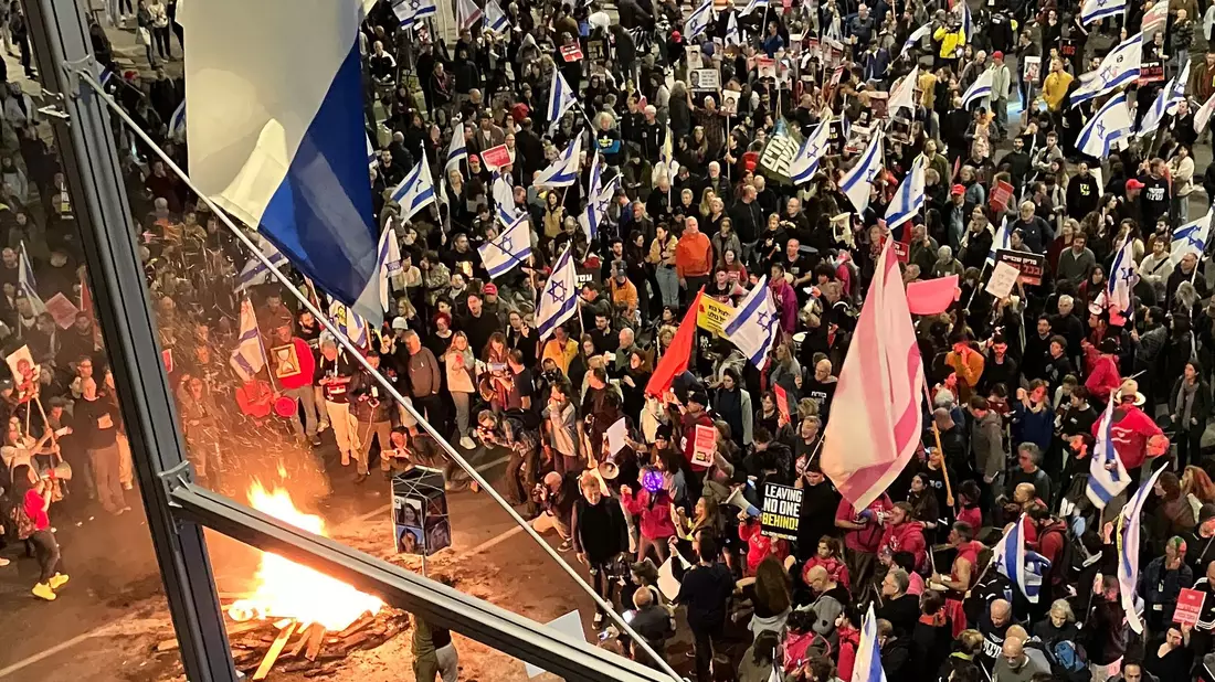 Angehörige und Unterstützer der israelischen Geiseln protestieren in Tel Aviv. - Bild: Cindy Riechau/dpa