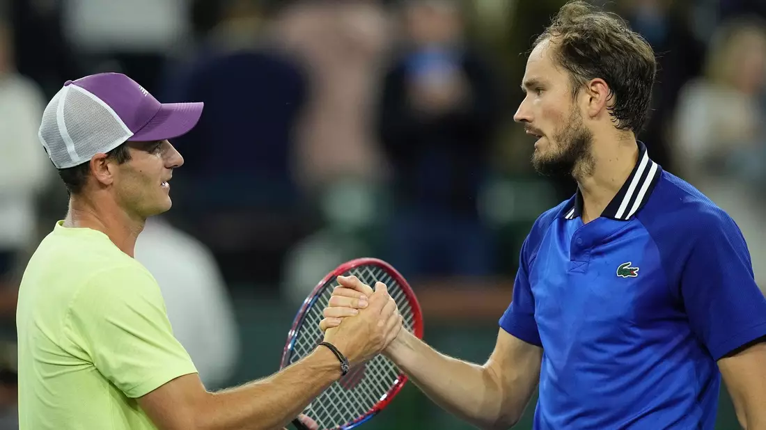 Der US-Amerikaner Tommy Paul (l) gratuliert Daniil Medwedew nach deren Halbfinal-Match. - Bild: Mark J. Terrill/AP