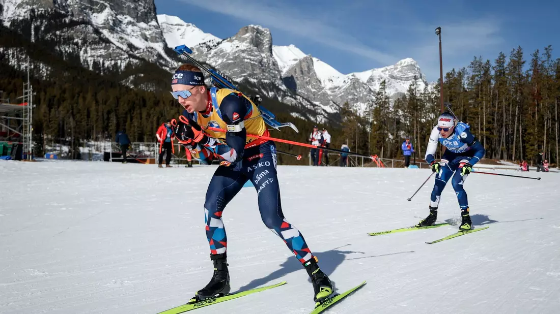 Der Norweger Johannes Thingnes Bö (l) sicherte sich das Gelbe Trikot. - Bild: Jeff McIntosh/The Canadian Press/AP/dpa