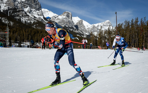 Der Norweger Johannes Thingnes Bö (l) sicherte sich das Gelbe Trikot. - Foto: Jeff McIntosh/The Canadian Press/AP/dpa Der Norweger Johannes Thingnes Bö (l) sicherte sich das Gelbe Trikot. - Foto: Jeff McIntosh/The Canadian Press/AP/dpa