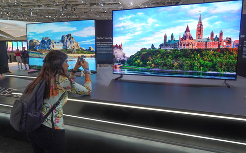 Der Markt für Unterhaltungselektronik verzeichnet kurz vor dem Start der IFA in Berlin weiter teils kräftige Umsatz-Rückgänge. - Foto: Jörg Carstensen/dpa