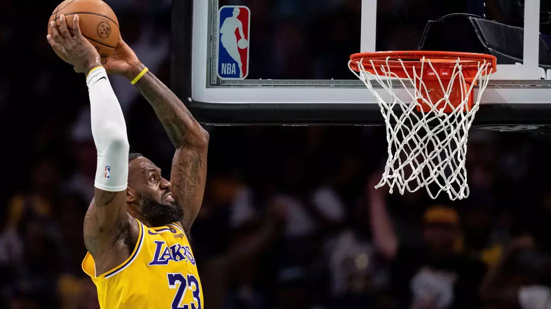 Kam gegen die Warriors auf 40 Punkte, neun Assists, sowie acht Rebounds: LeBron James. - Bild: Jacob Kupferman/AP/dpa