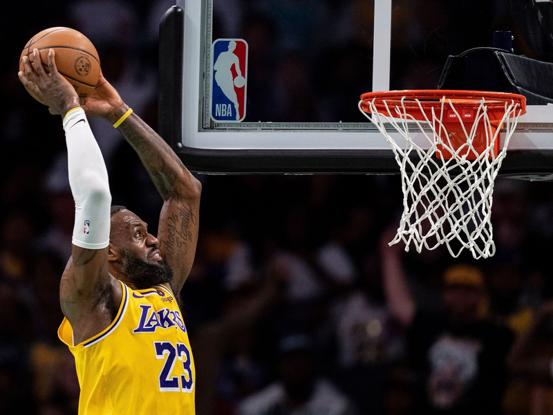 Kam gegen die Warriors auf 40 Punkte, neun Assists, sowie acht Rebounds: LeBron James. - Foto: Jacob Kupferman/AP/dpa