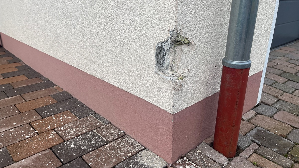 POL-PDLD: Hauswand beschädigt - Foto: presseportal.de